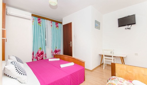 Room (S1)