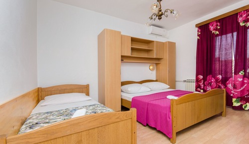 Room (S5)