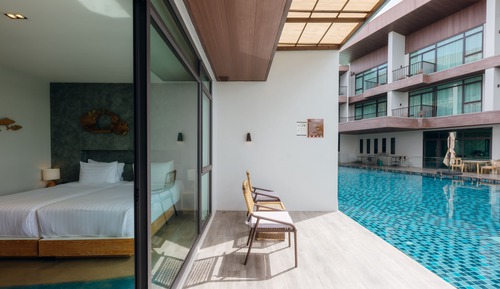Deluxe Pool Access - Twin bed