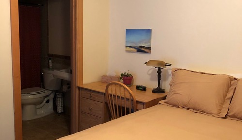 Madrone Queen Bed (Ensuite Bath)