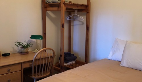 Madrone Queen Bed (Shared Bath)