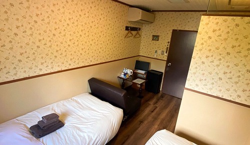 Western Twin Room with Shared Bathroom