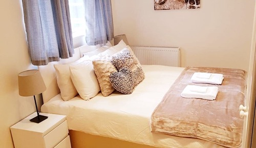 Deluxe Double or Twin Room, Shared Bathroom (DELUXE TWIN/KING )