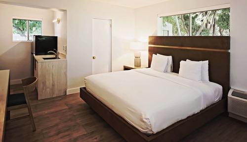 Deluxe Room, 1 King Bed, Kitchenette