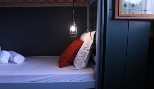 Dortoir de 10 personnes salle de bain sur le palier