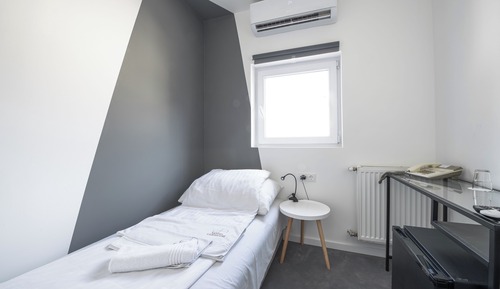  Compact Single Room