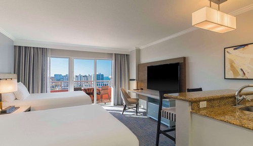 Deluxe Room, 2 Queen Beds, Kitchenette, Partial Ocean View