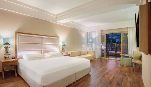 KING DELUXE ROOM SWIM-UP WITH POOL VIEW