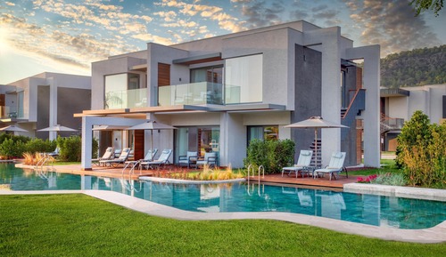 LAKE HOUSE FAMILY SWIM-UP WITH POOL VIEW