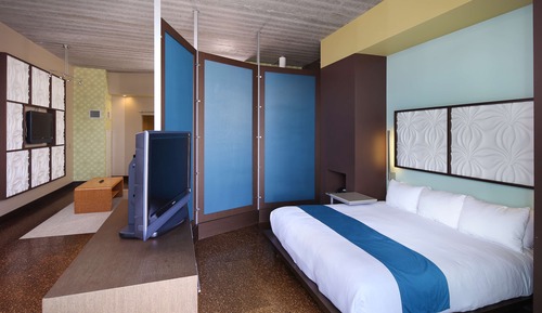 Deluxe Studio Suite, 1 King Bed, Balcony