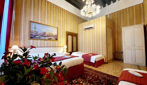 Classic Quadruple Room, Canal View