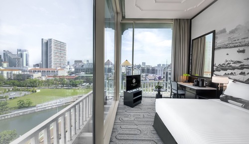 Panoramic Riverview Room with Club Lounge Access