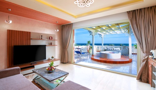 Jacuzzi Suite with Sea & Pool View