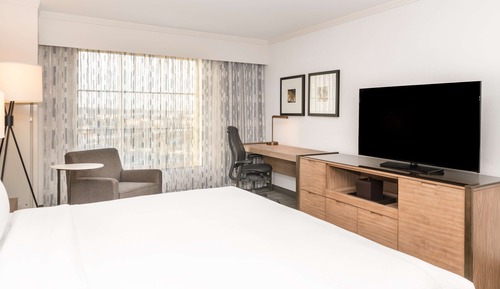 executive 2-room suite,1king bed with one sofa bed, business lounge access(hearing)