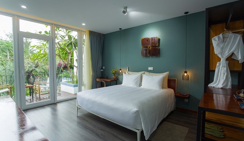 Premium Suite, 1 King Bed, Balcony, Garden View