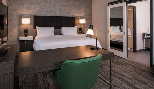 Studio, 1 King Bed, Refrigerator & Microwave (Wet bar)