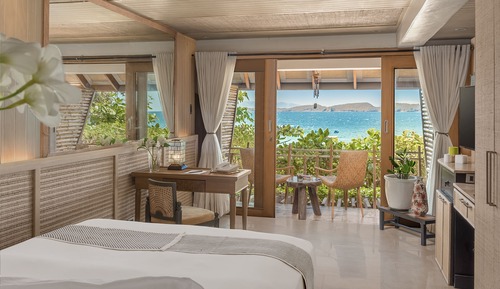Sapphire (Deluxe Ocean View Suite)
