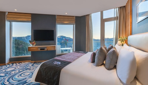 Suite, 1 Queen Bed, Garden View