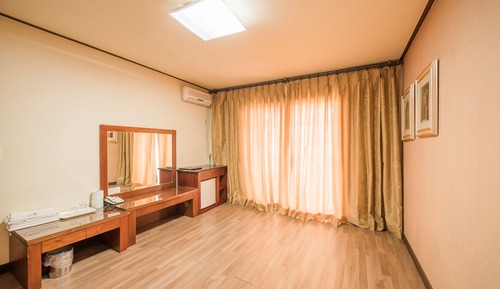 Annex Family Room