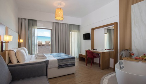Junior Suite, 1 Queen Bed, Bathtub, Sea View