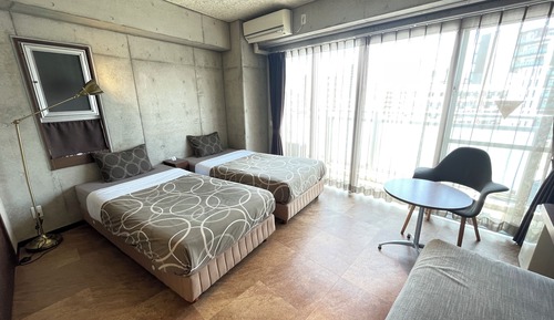 Twin Room, Smoking