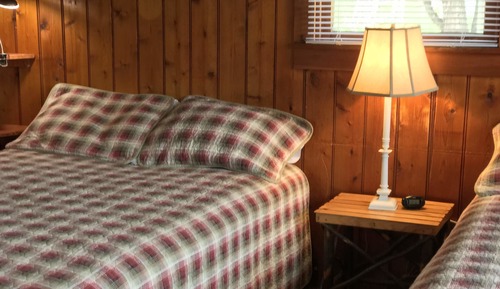 Classic Cabin, 2 Double Beds, Refrigerator & Microwave (Cabin 3)