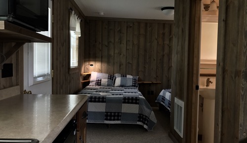 Deluxe Cabin, 2 Double Beds, Microwave and Refrigerator (Cabin 6)