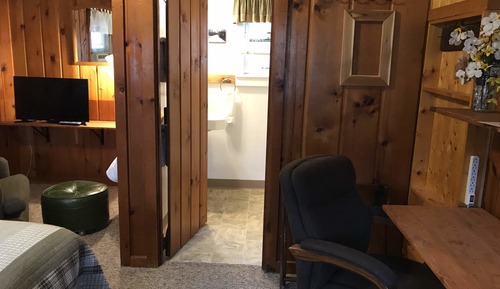 Classic Cabin, Refrigerator & Microwave (Cabin 5)
