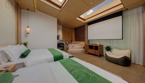 Senior Twin Room, Courtyard View