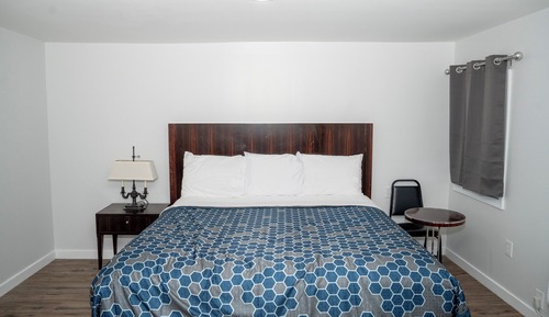 Standard Room, 1 King Bed, Non Smoking, Pets Allowed