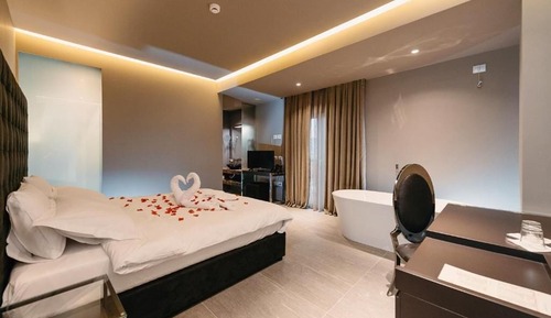Deluxe Double Room, Bathtub