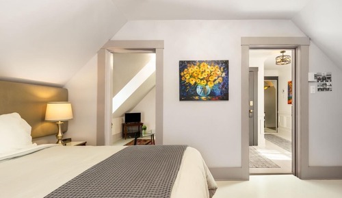 Deluxe Suite, 1 Queen Bed, Private Bathroom