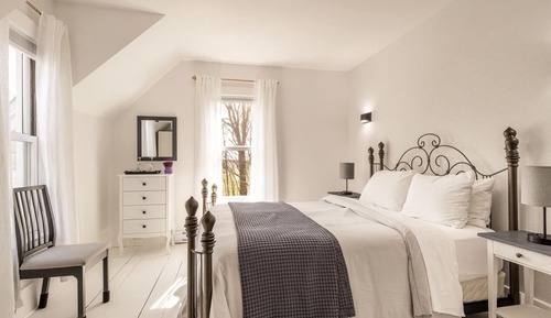 Standard Room, 1 Queen Bed, Shared Bathroom