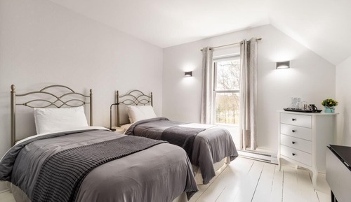 Standard Room, 2 Twin Beds, Shared Bathroom