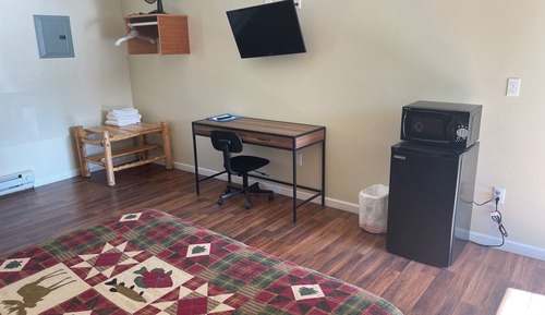 Basic Cabin, 1 Queen Bed, Non Smoking, Private Bathroom