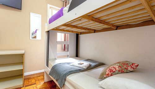 Quarto duplo banheiro compartilhado