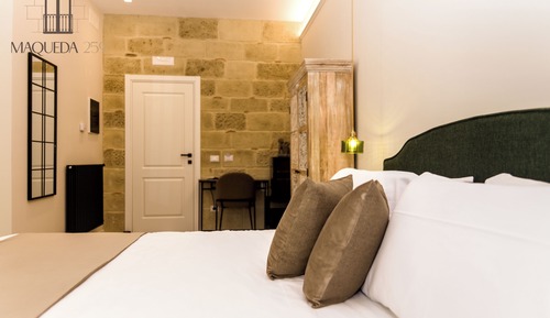 Deluxe Room, 1 King Bed, Balcony, City View