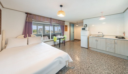 Basic Room, 1 Bedroom (blue crab)