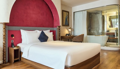 Kin Signature Suite With Window and Lounge Access