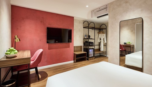 Premier Double With Window and Lounge Access