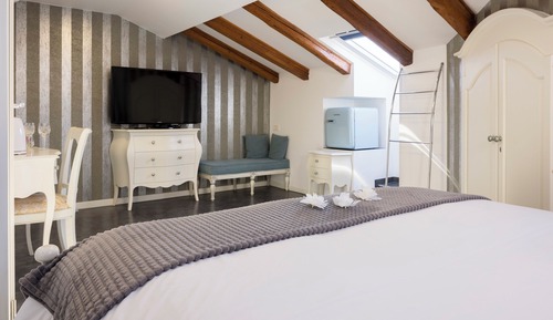 Deluxe Loft, City View