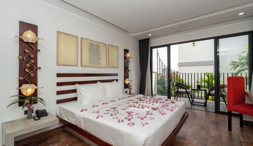 Deluxe King Bathtub Pool View