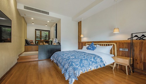 Comfort Room, Courtyard View