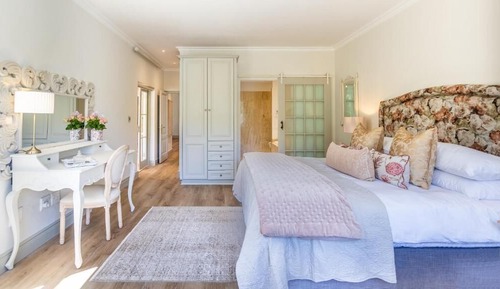 One Bedroom Lake View Villa 15