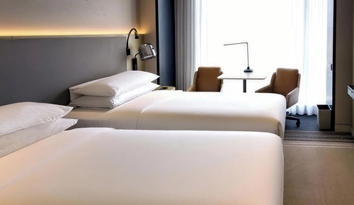 Twin Room (Traders, Airport View)