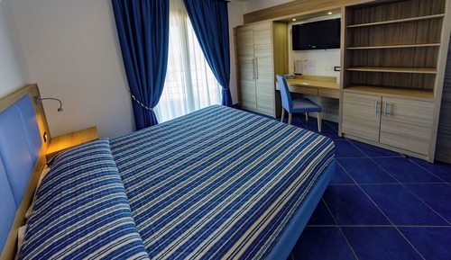 Suite, Partial Sea View