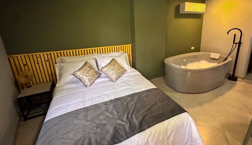 Deluxe Studio, 1 Double Bed, Bathtub, Garden View