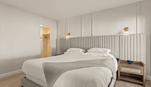 Premium Room, 1 King Bed, Private Bathroom, Garden View