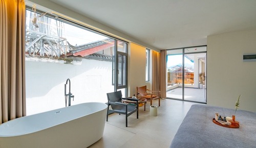 Design Studio Suite, 1 Queen Bed, Smoking, Courtyard View