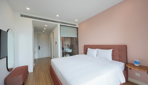 Studio, 1 King Bed, Balcony, Mountain View